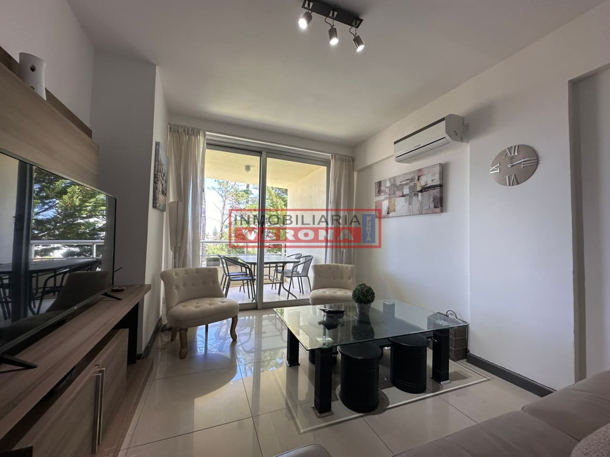 En alquiler apartamento de 2 dormitorios con Parrillero propio en Mansa, Punta del Este. - Inmobiliaria Verona Punta