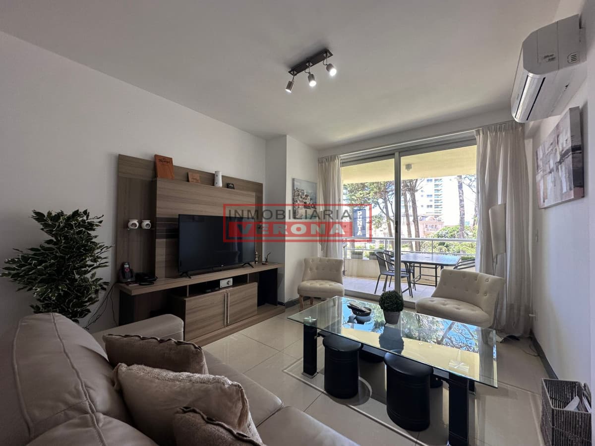 En alquiler apartamento de 2 dormitorios con Parrillero propio en Mansa, Punta del Este. - Inmobiliaria Verona Punta