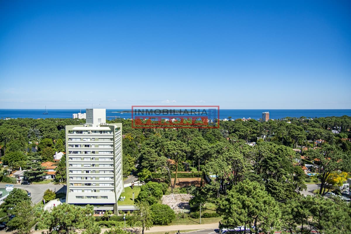 Apartamento de 3 dormitorios con muy buena vista a la bahía, Punta del Este. - Inmobiliaria Verona Punta