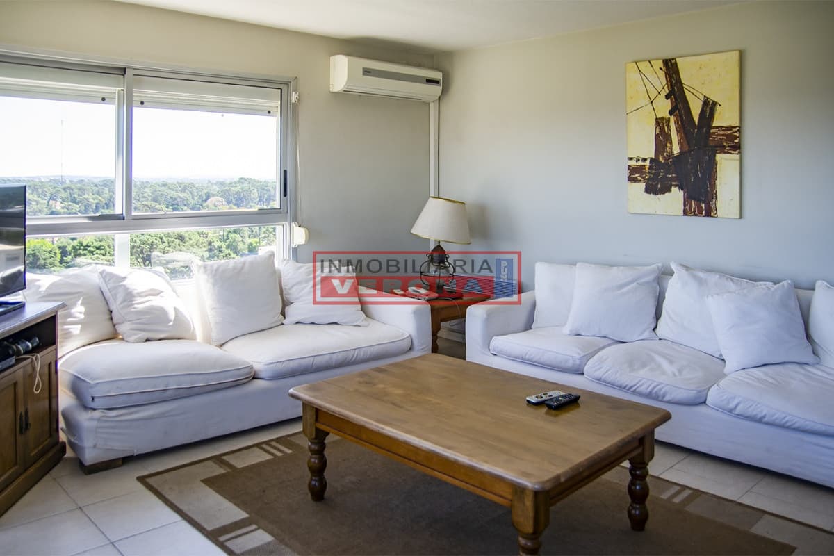 Apartamento de 3 dormitorios con muy buena vista a la bahía, Punta del Este. - Inmobiliaria Verona Punta