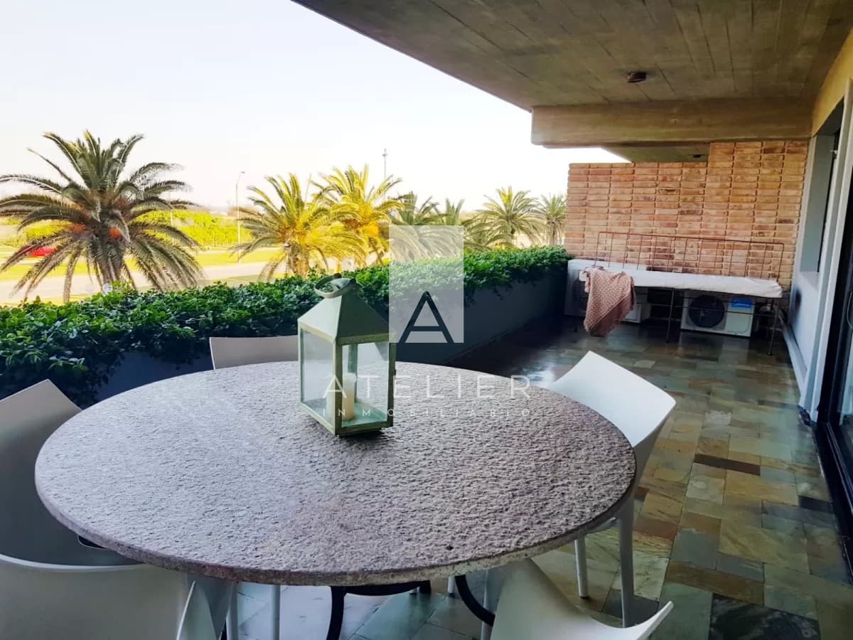 Departamento en Venta de 2 dormitorios y medio Frente al Mar , Playa Brava