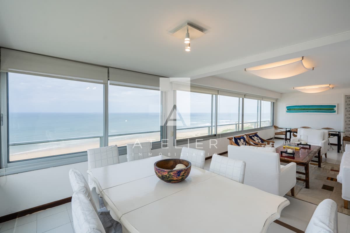 Apartamento en Venta de 3 dormitorios Frente al Mar en Playa Brava, Punta del Este