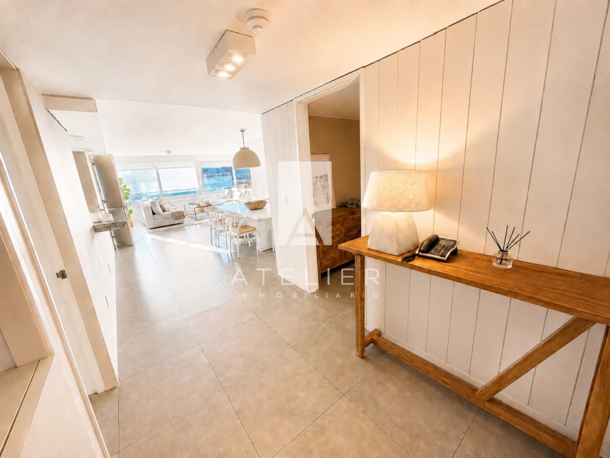 Apartamento de 3 dormitorios en venta frente a Playa Brava