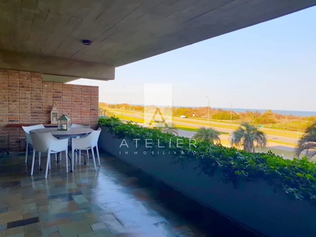 Departamento en Venta de 2 dormitorios y medio Frente al Mar , Playa Brava