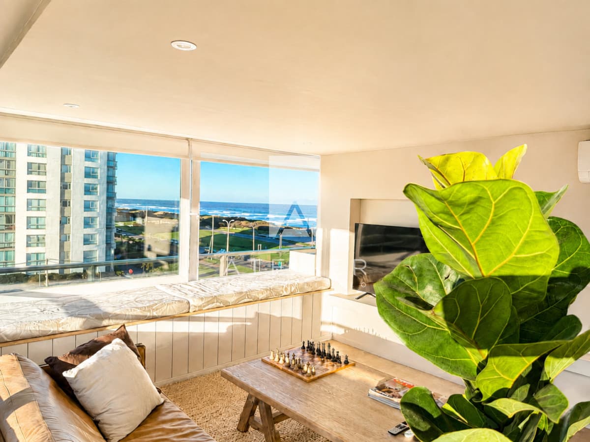 Apartamento de 3 dormitorios en venta frente a Playa Brava