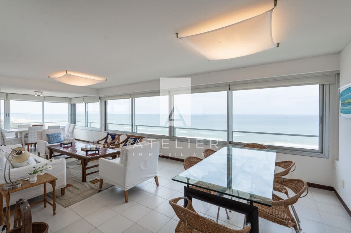 Apartamento en Venta de 3 dormitorios Frente al Mar en Playa Brava, Punta del Este