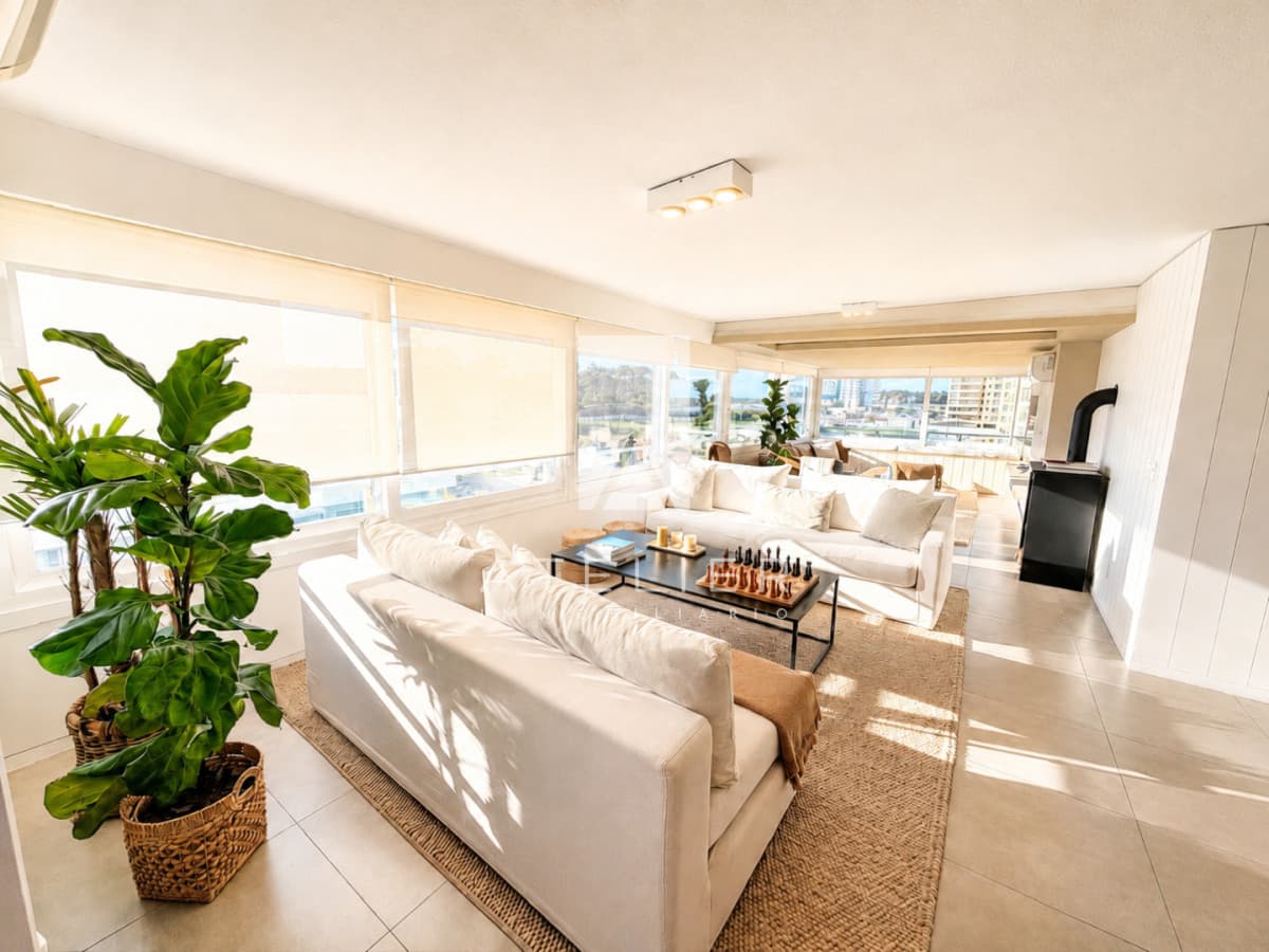 Apartamento de 3 dormitorios en venta frente a Playa Brava