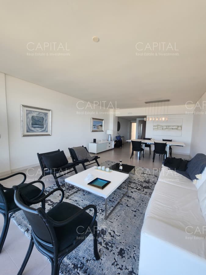 Vende apartamento de 3 dormitorios en suite, con vista al mar en Brava, Punta del Este