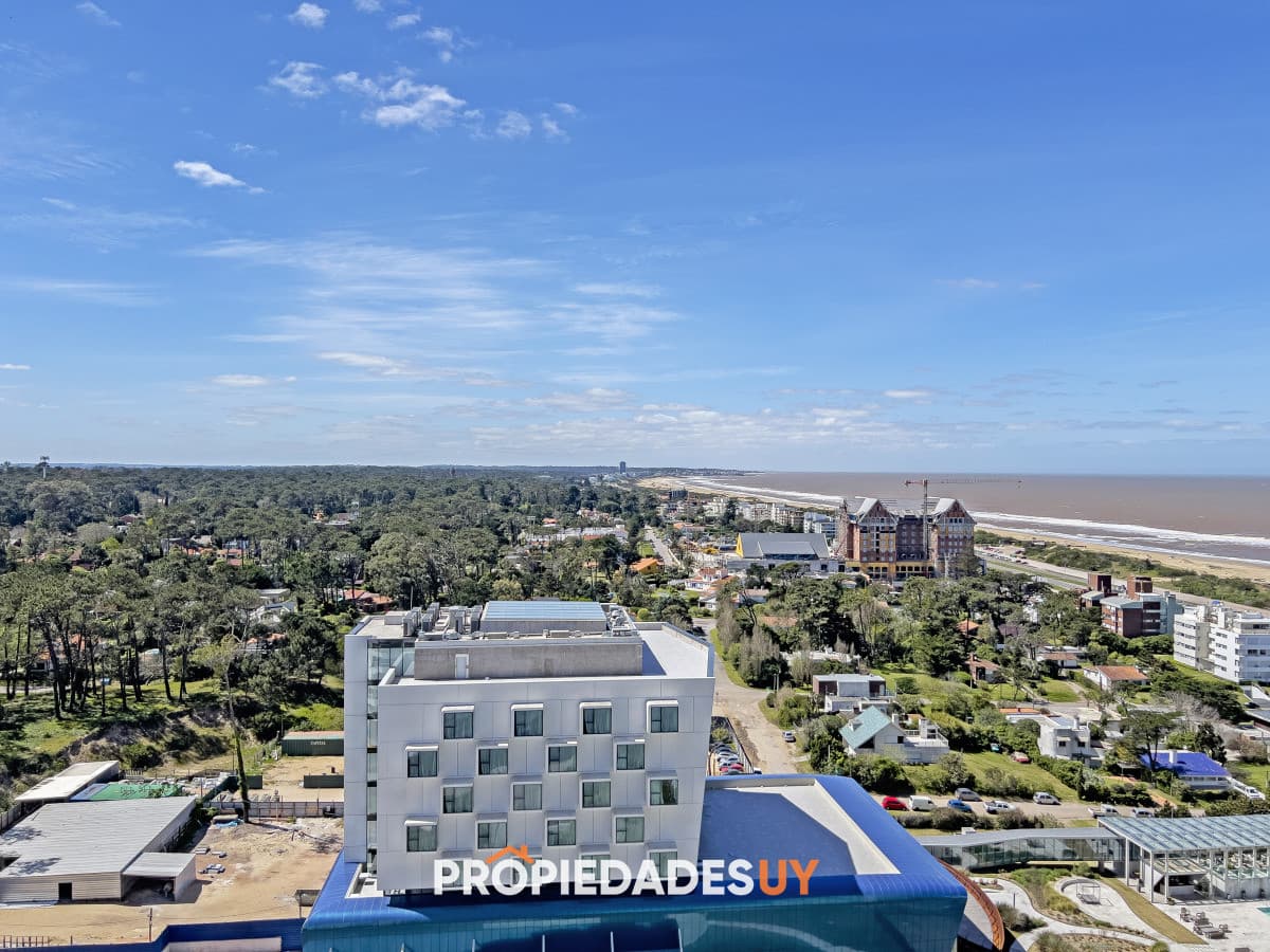 Piso alto en playa brava - 3 dormitorios + dep. y terraza con parrilla Apartamento en venta en Brava Punta del Este, 3 dormitorios, 5 baños. - PROPIEDADESUY - Punta del Este
