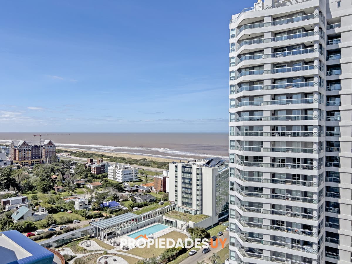 Piso alto en playa brava - 3 dormitorios + dep. y terraza con parrilla Apartamento en venta en Brava Punta del Este, 3 dormitorios, 5 baños. - PROPIEDADESUY - Punta del Este