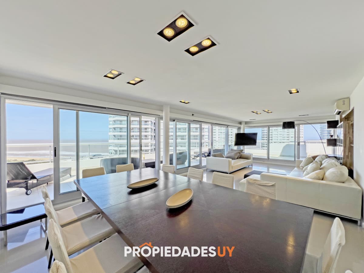 Piso alto en playa brava - 3 dormitorios + dep. y terraza con parrilla Apartamento en venta en Brava Punta del Este, 3 dormitorios, 5 baños. - PROPIEDADESUY - Punta del Este