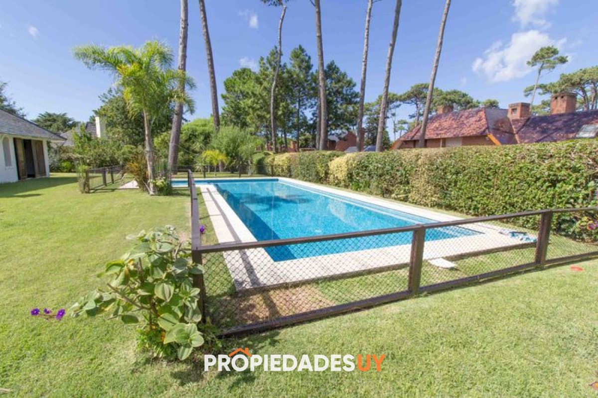 Excelente propiedad - Playa mansa - Punta del Este Casa en venta en Mansa Punta del Este, 4 dormitorios, 6 baños. - PROPIEDADESUY - Punta del Este
