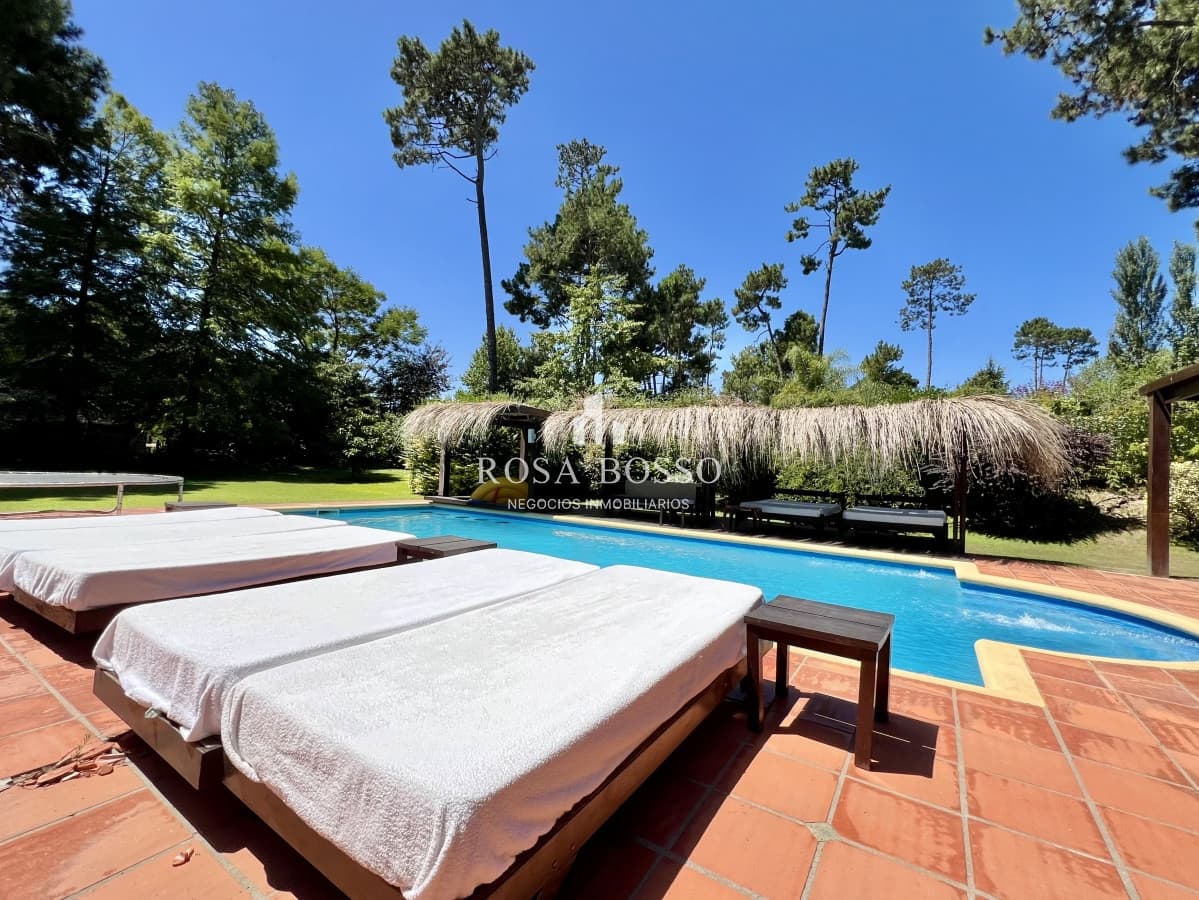 Casa en barrio residencial con 3000 m2 de parque