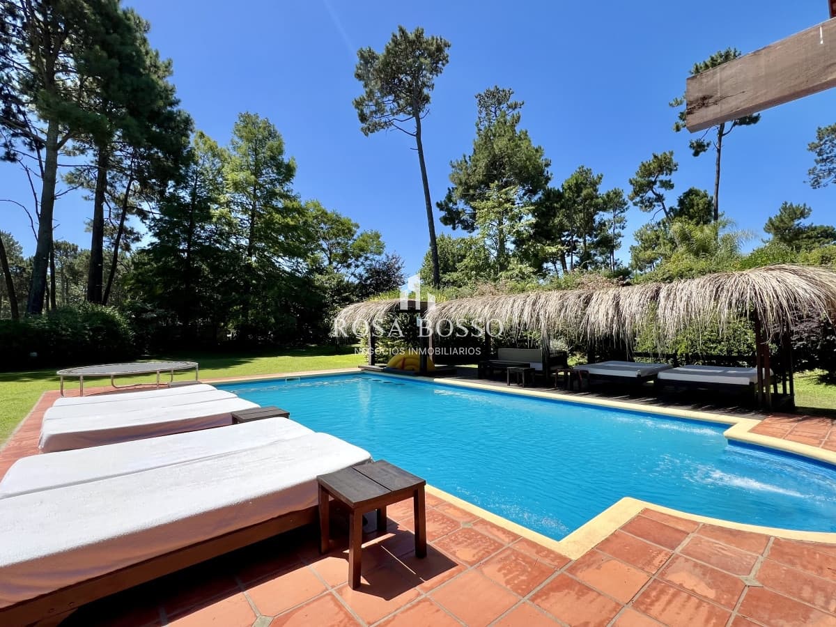 Casa en barrio residencial con 3000 m2 de parque