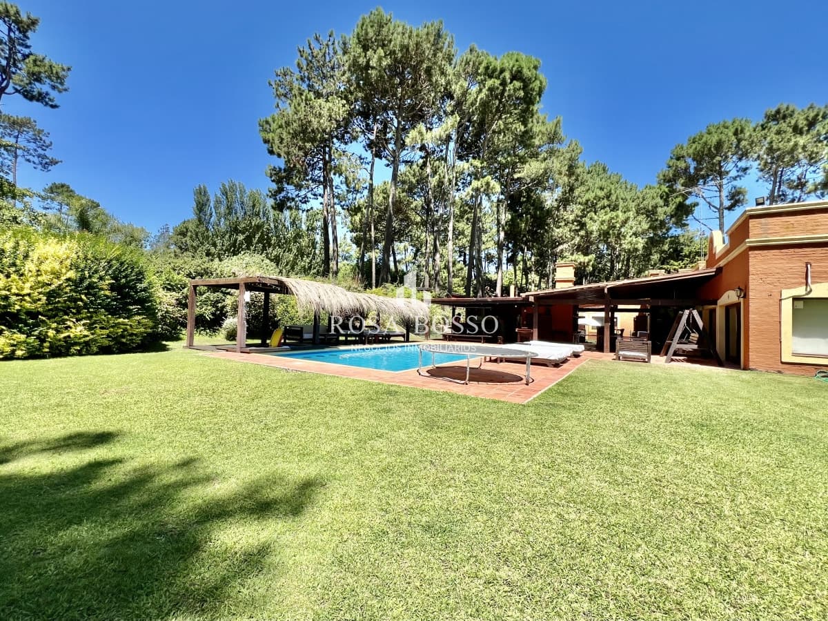 Casa en barrio residencial con 3000 m2 de parque