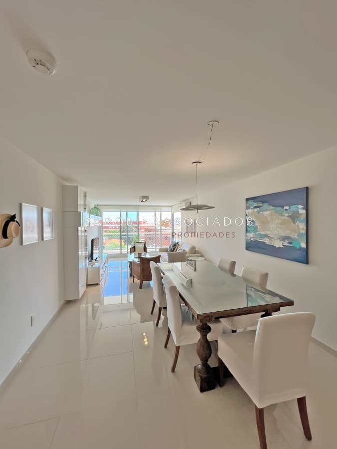 Apartamento en venta de 2 dormitorios en Torre Sunrise, Punta del Este.