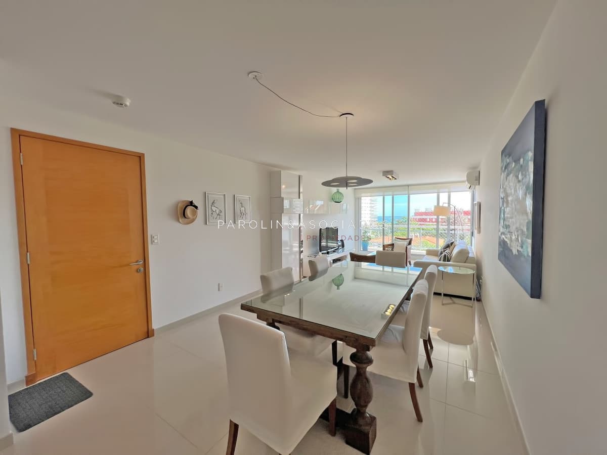 Apartamento en venta de 2 dormitorios en Torre Sunrise, Punta del Este.
