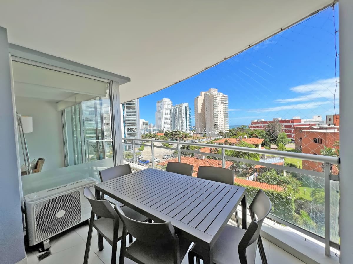 Apartamento en venta de 2 dormitorios en Torre Sunrise, Punta del Este.