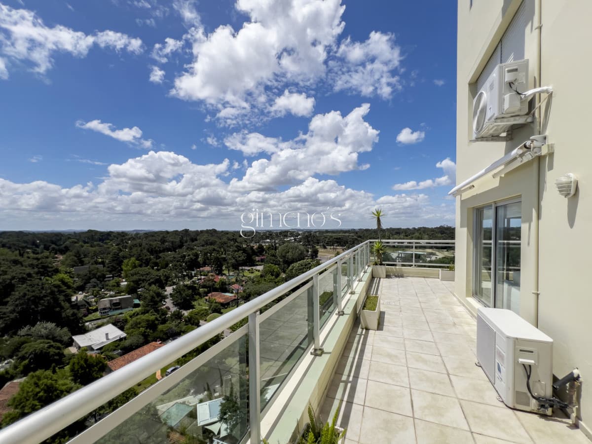 Apartamento en Venta de 3 Dormitorios y servicio - Roosevelt - Punta del Este