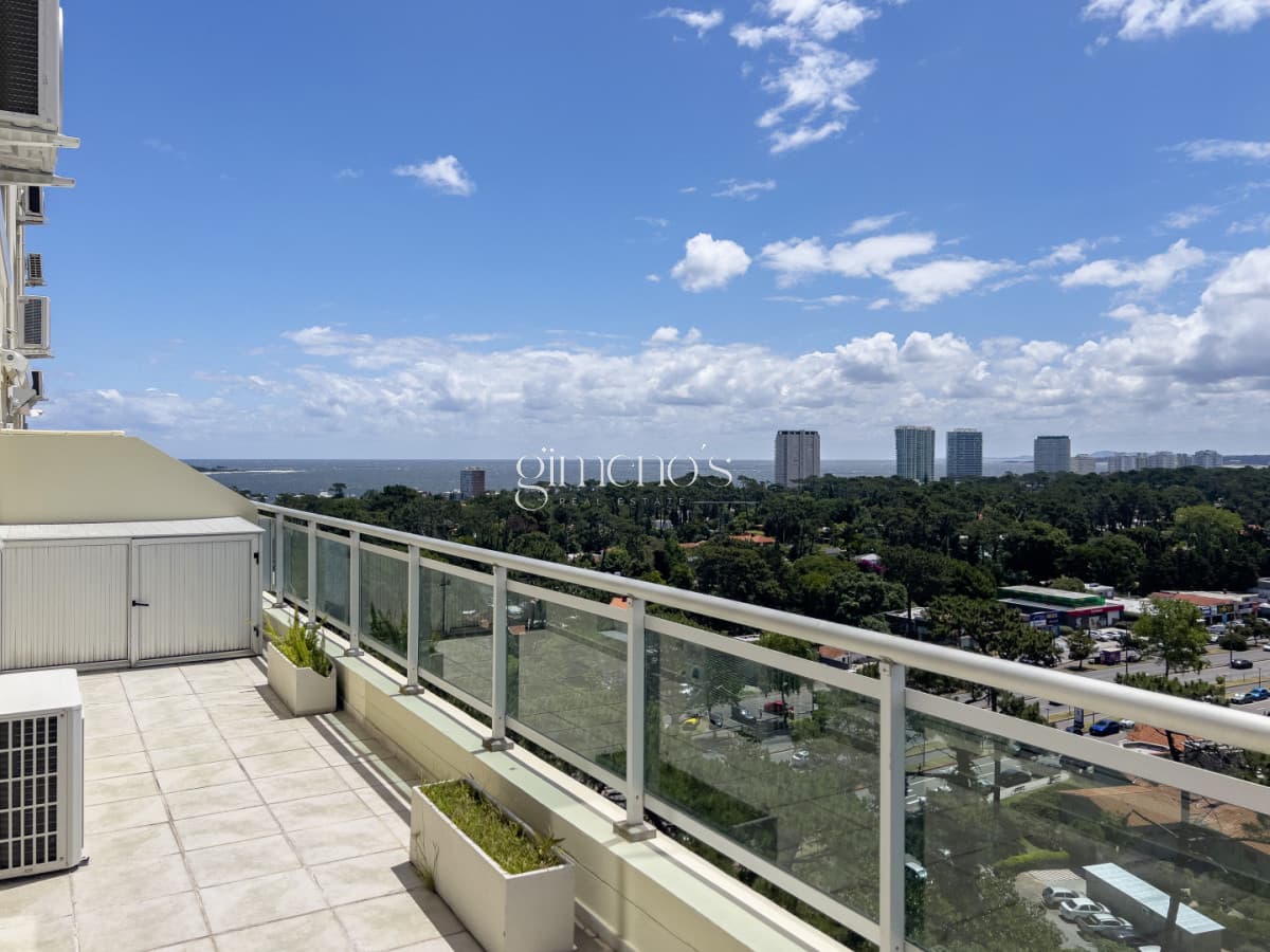 Apartamento en Venta de 3 Dormitorios y servicio - Roosevelt - Punta del Este