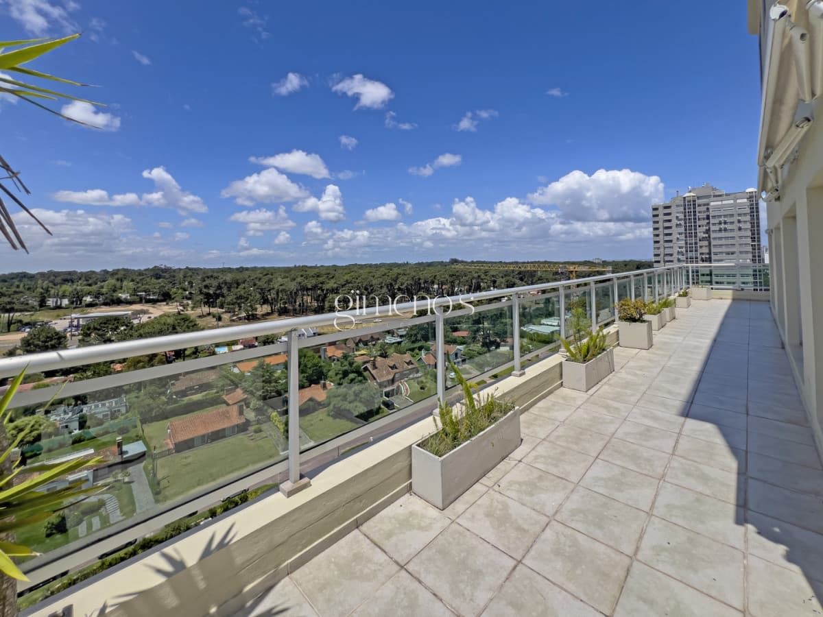 Apartamento en Venta de 3 Dormitorios y servicio - Roosevelt - Punta del Este