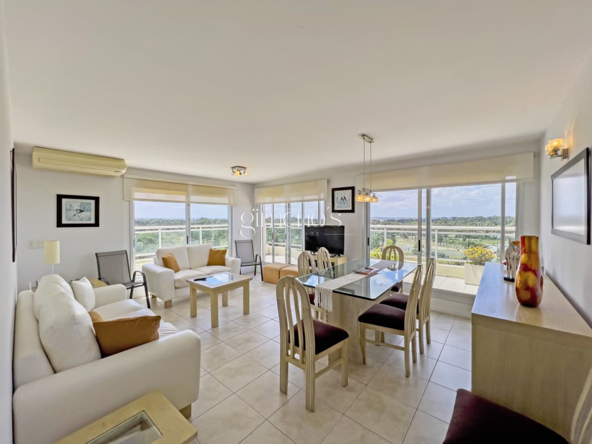 Apartamento en Venta de 3 Dormitorios y servicio - Roosevelt - Punta del Este