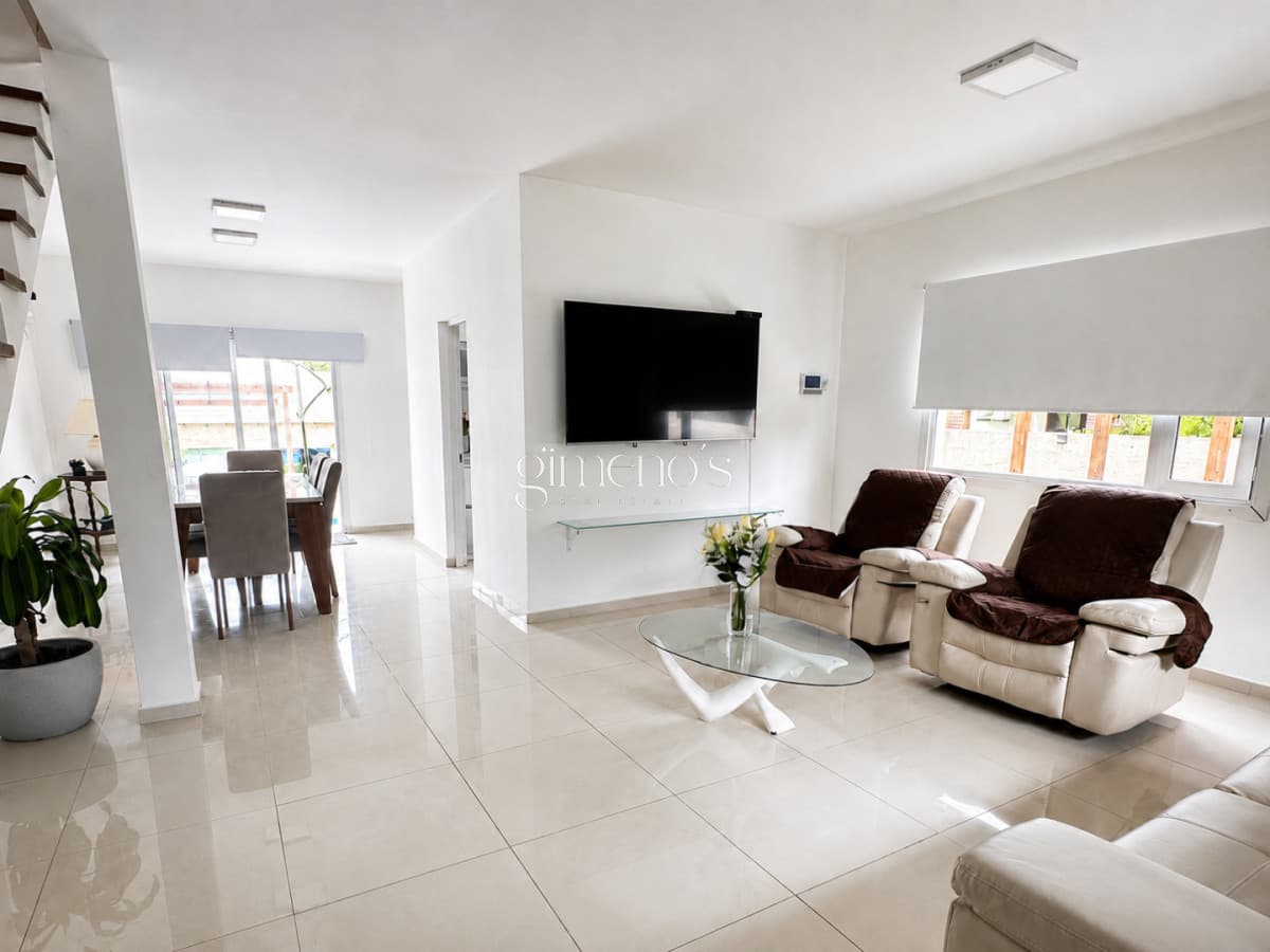 Casa 4 dormitorios alquiler anual en Pinares - Punta del Este