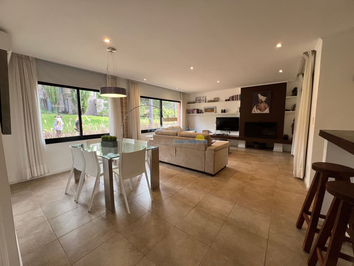 Alquiler anual y venta casa 2 dormitorios en Barrio privado - Inmobiliaria Playa del Este