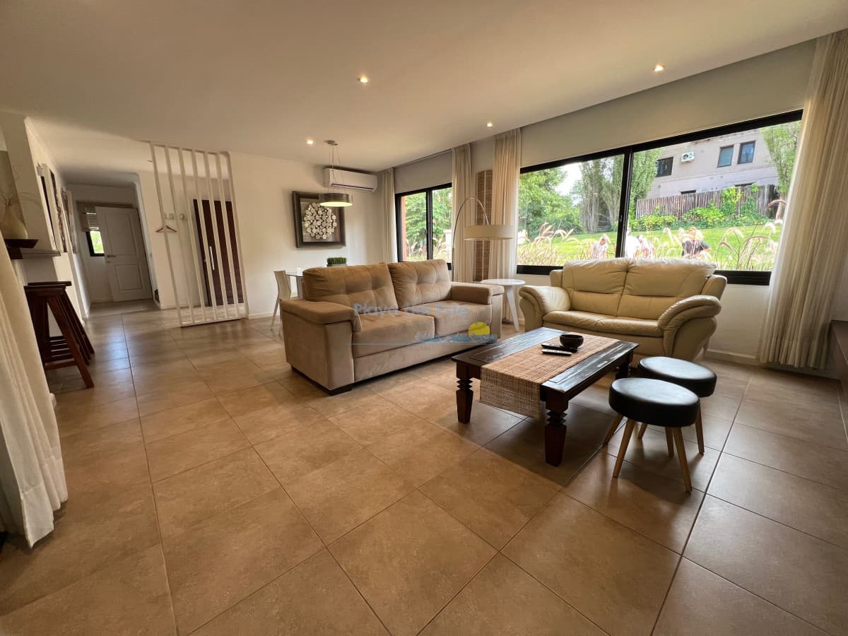 Alquiler anual y venta casa 2 dormitorios en Barrio privado - Inmobiliaria Playa del Este