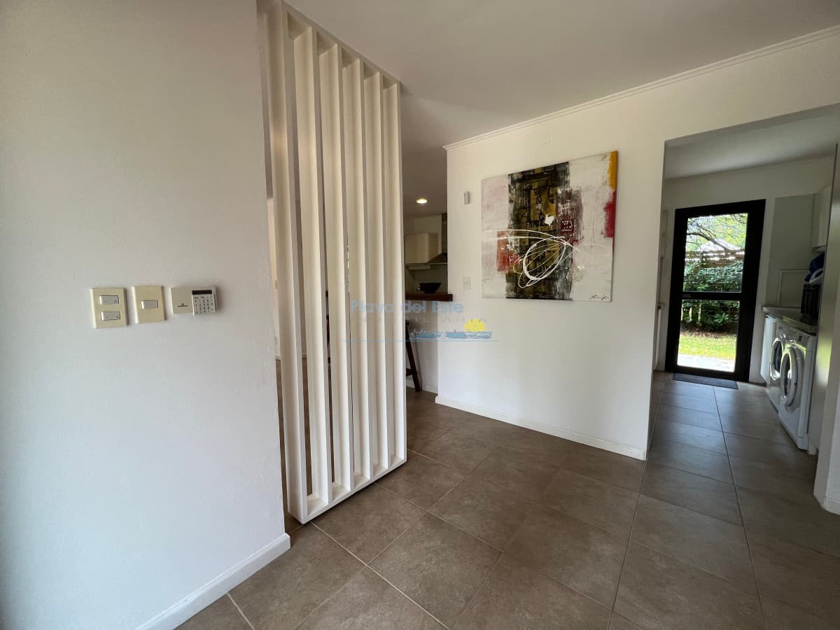 Alquiler anual y venta casa 2 dormitorios en Barrio privado - Inmobiliaria Playa del Este