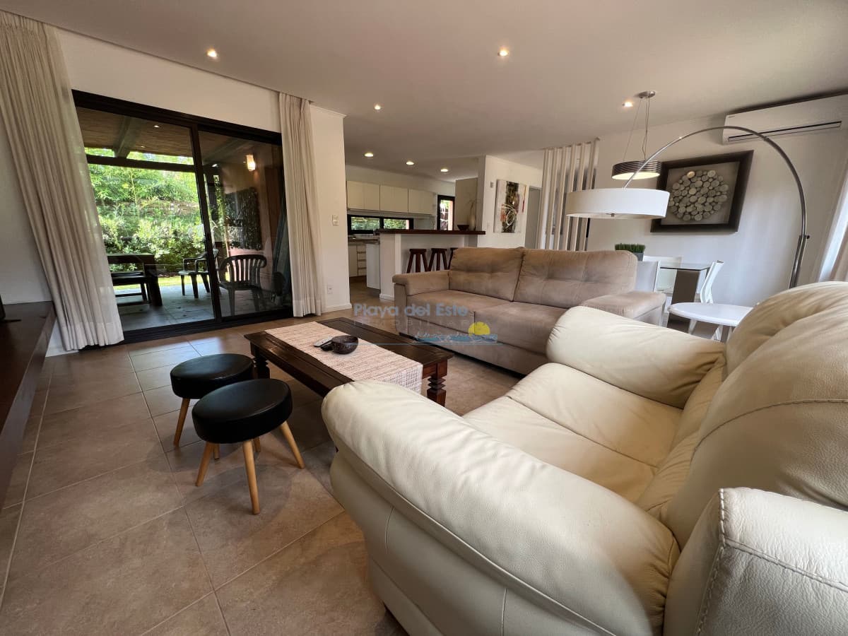 Alquiler anual y venta casa 2 dormitorios en Barrio privado - Inmobiliaria Playa del Este