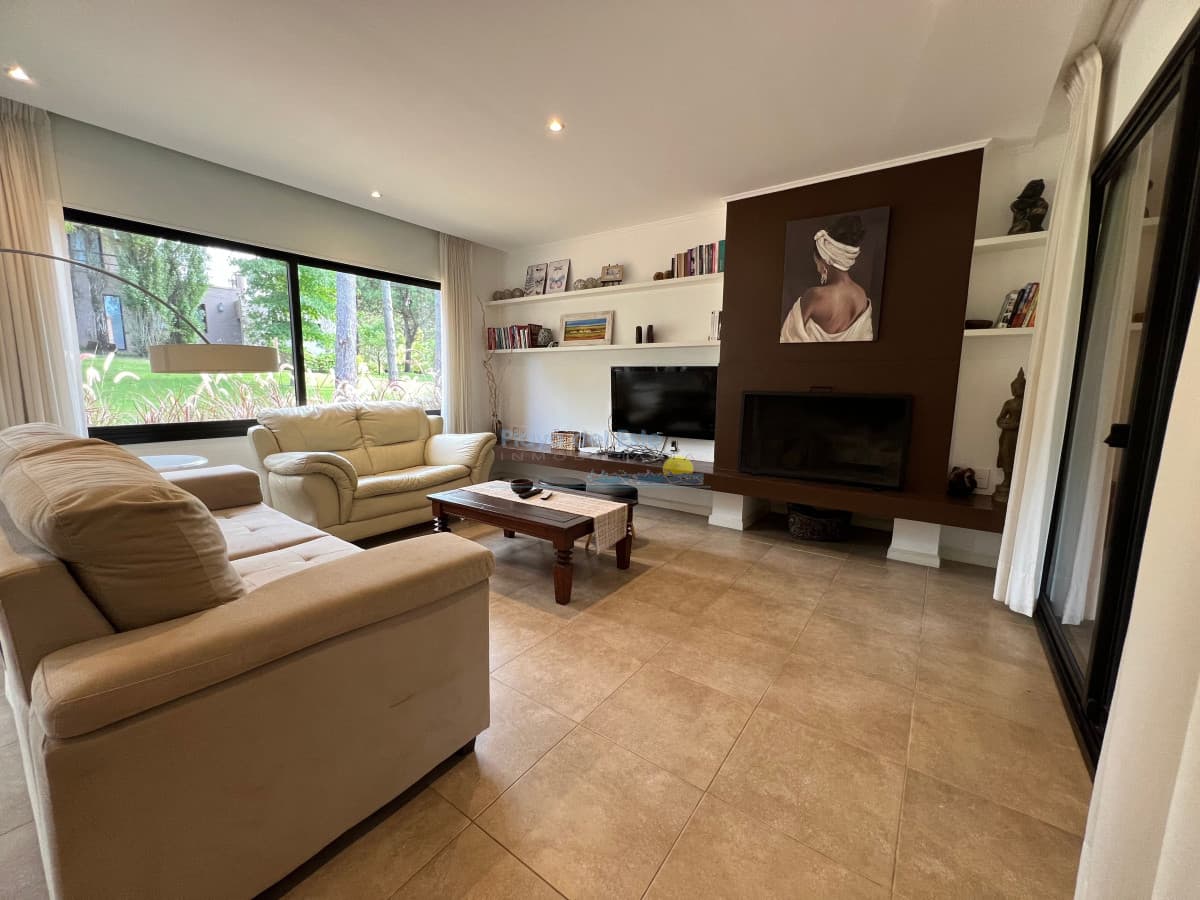 Alquiler anual y venta casa 2 dormitorios en Barrio privado - Inmobiliaria Playa del Este