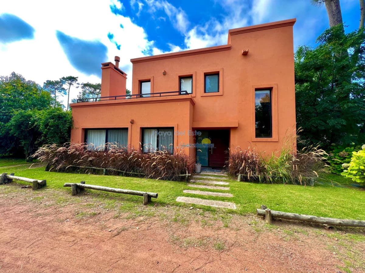 Alquiler anual y venta casa 2 dormitorios en Barrio privado - Inmobiliaria Playa del Este