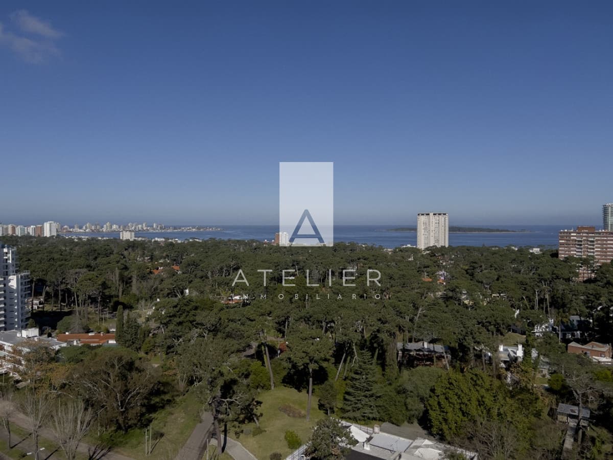 Venta de Amplio departamento de 3 dormitorios y servicio, Punta del Este