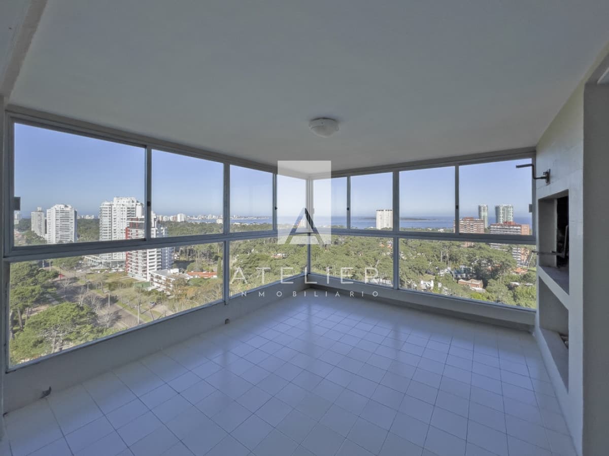 Venta de Amplio departamento de 3 dormitorios y servicio, Punta del Este