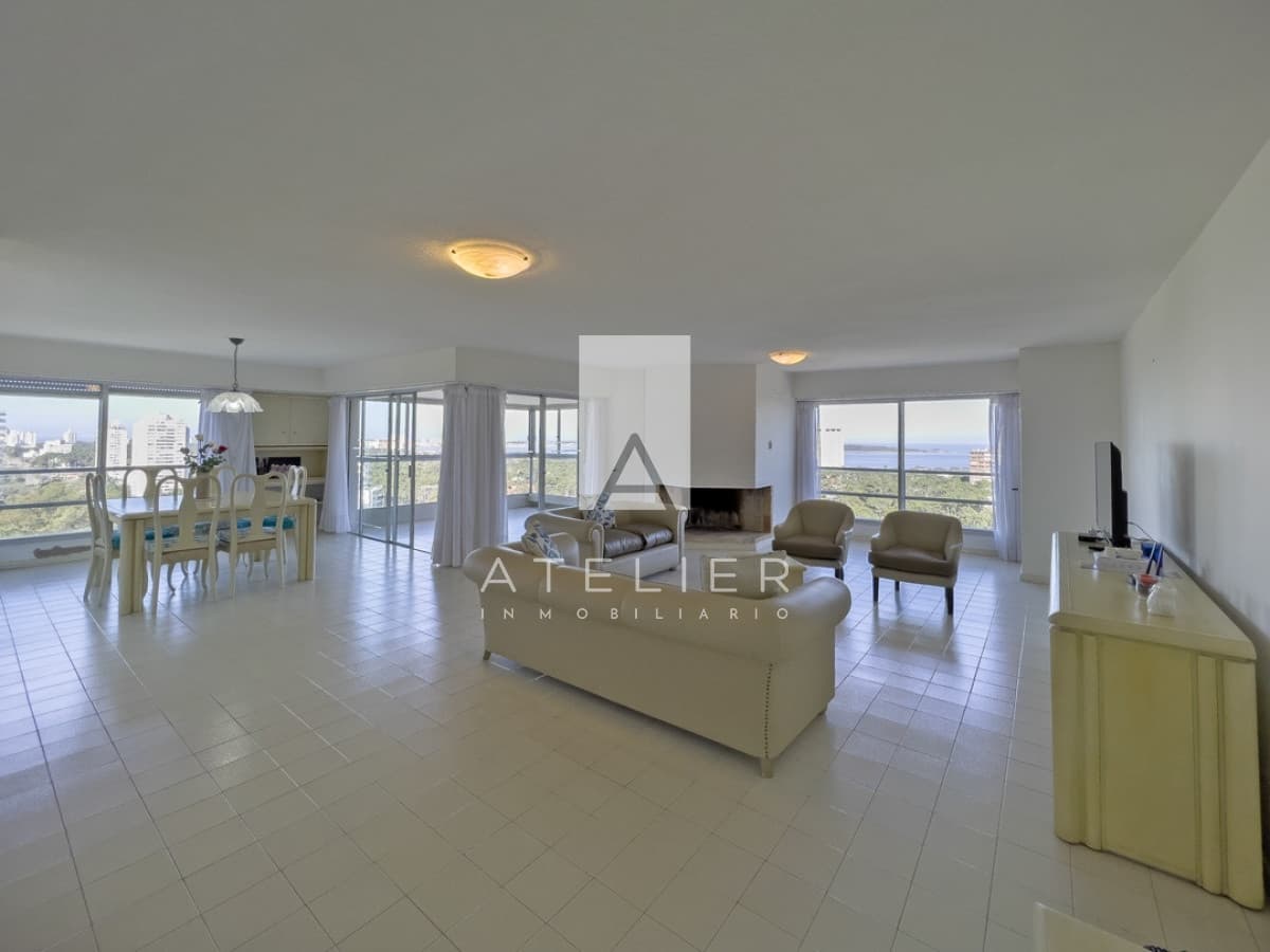 Venta de Amplio departamento de 3 dormitorios y servicio, Punta del Este