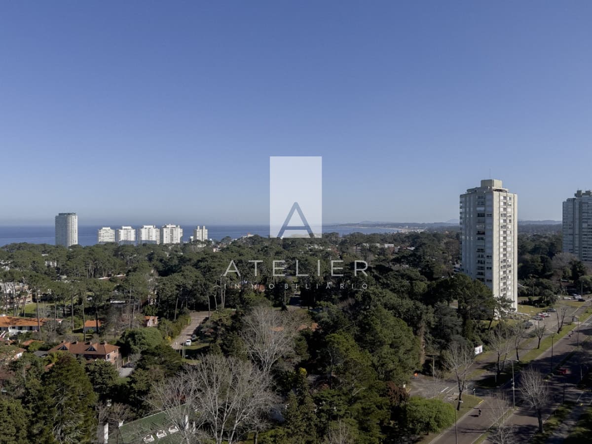 Venta de Amplio departamento de 3 dormitorios y servicio, Punta del Este