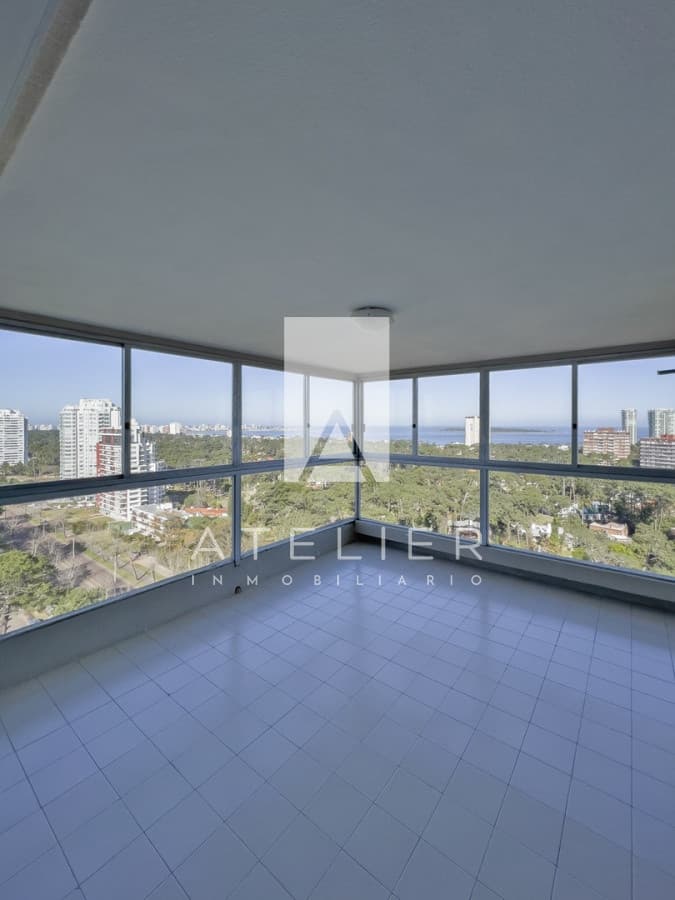 Venta de Amplio departamento de 3 dormitorios y servicio, Punta del Este