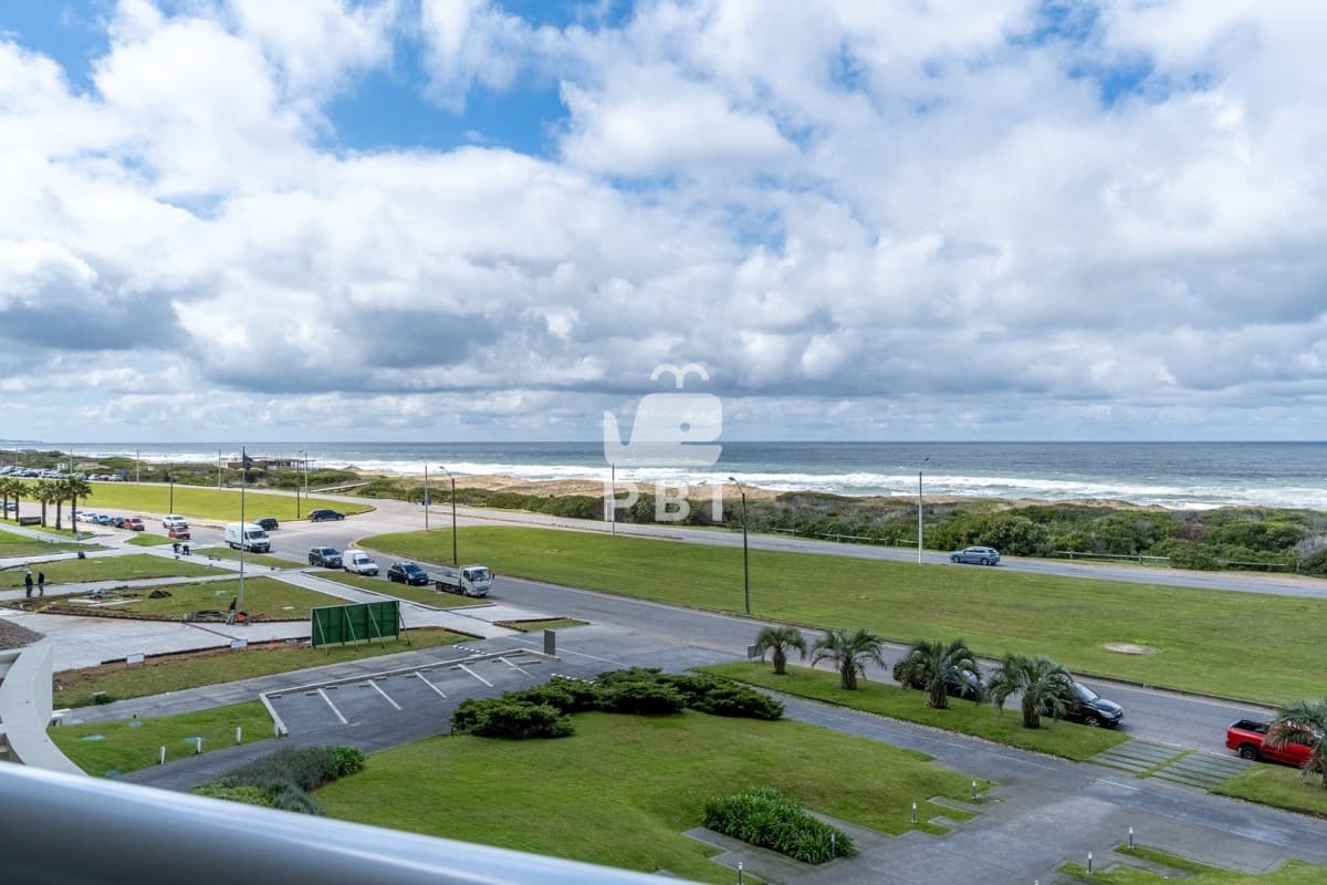 Espectacular apartamento en venta 3 suites y dependencia, Playa Brava.