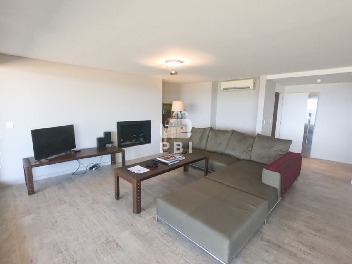Apartamento en venta Playa Mansa 3 dormitorios