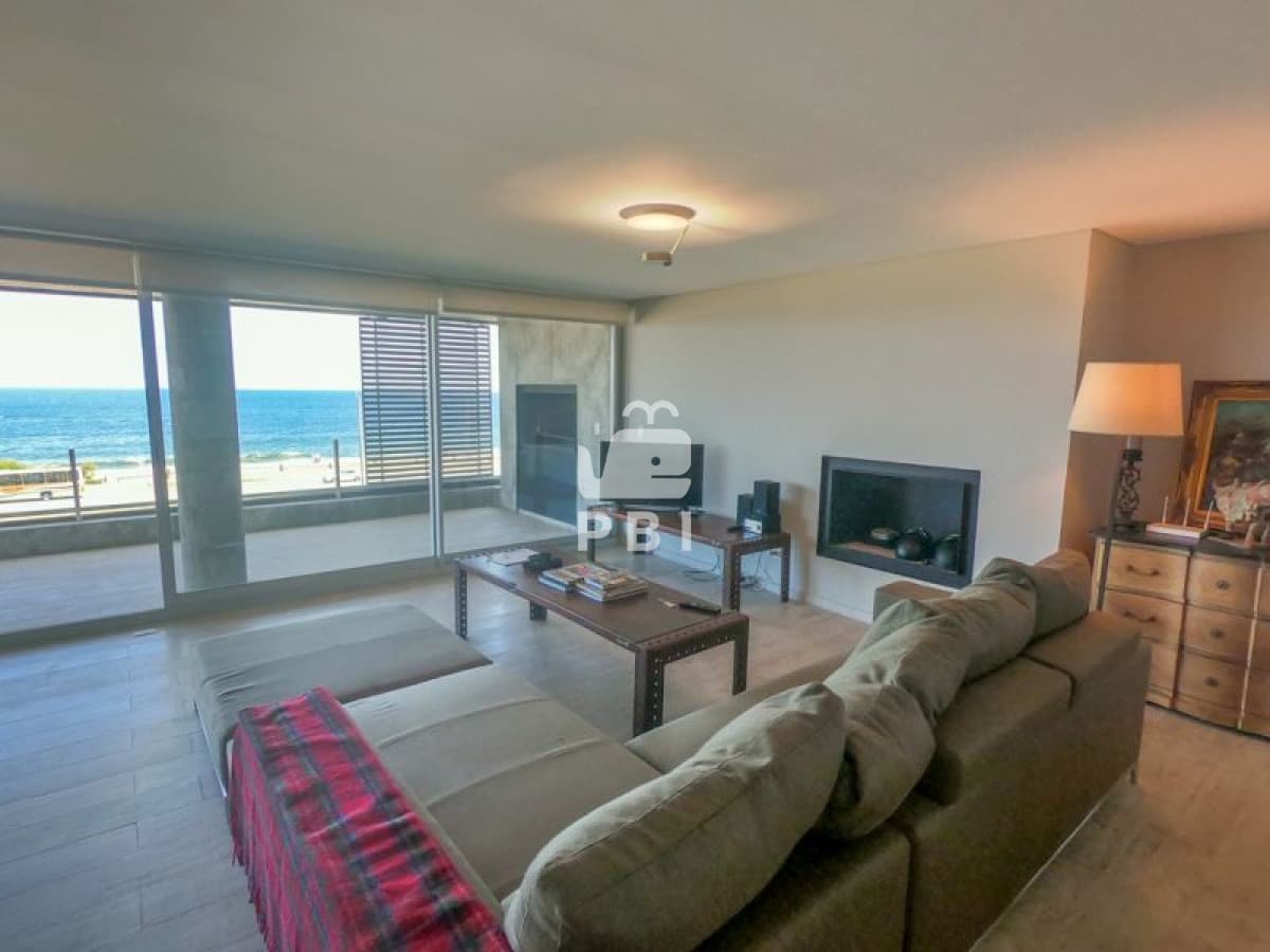 Apartamento en venta Playa Mansa 3 dormitorios