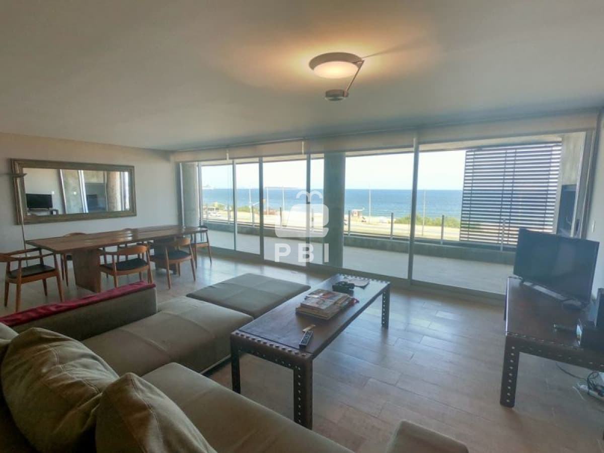Apartamento en venta Playa Mansa 3 dormitorios