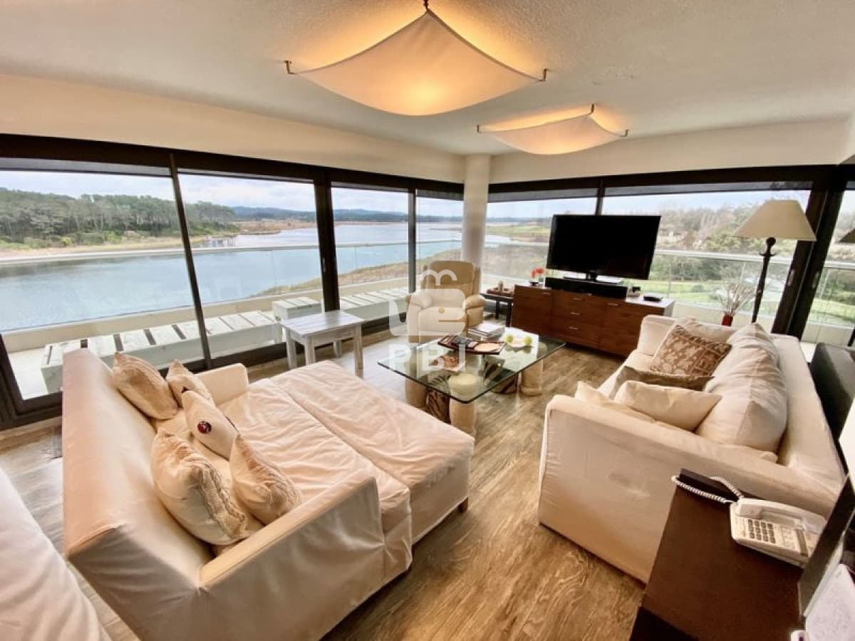 Venta apartamento 3 dormitorios, Playa Mansa.