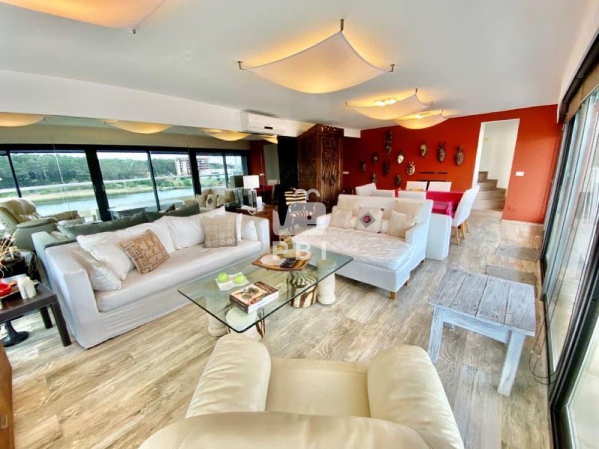 Venta apartamento 3 dormitorios, Playa Mansa.