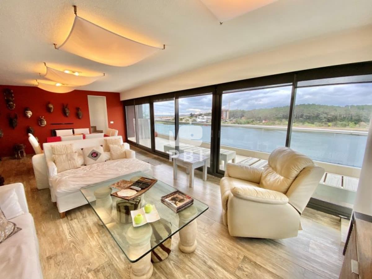 Venta apartamento 3 dormitorios, Playa Mansa.
