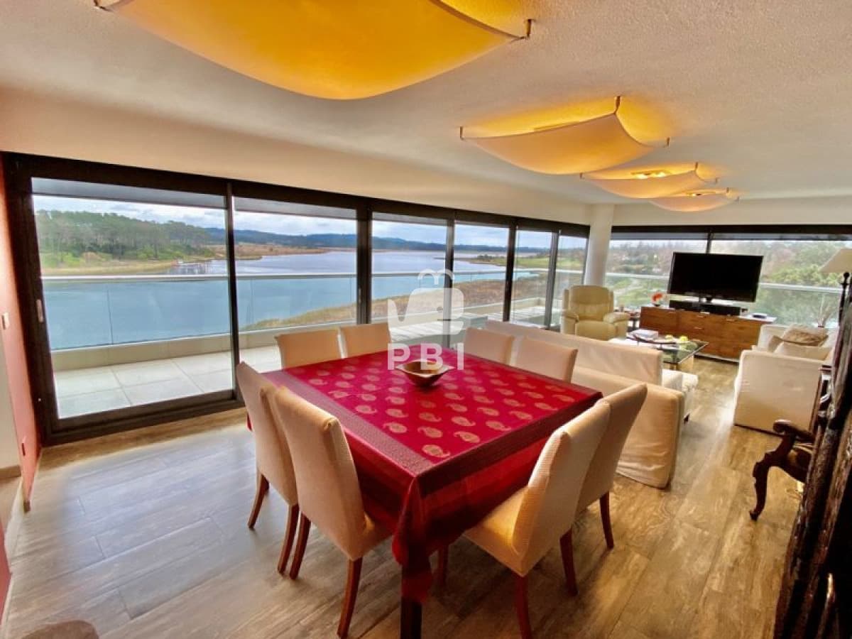 Venta apartamento 3 dormitorios, Playa Mansa.