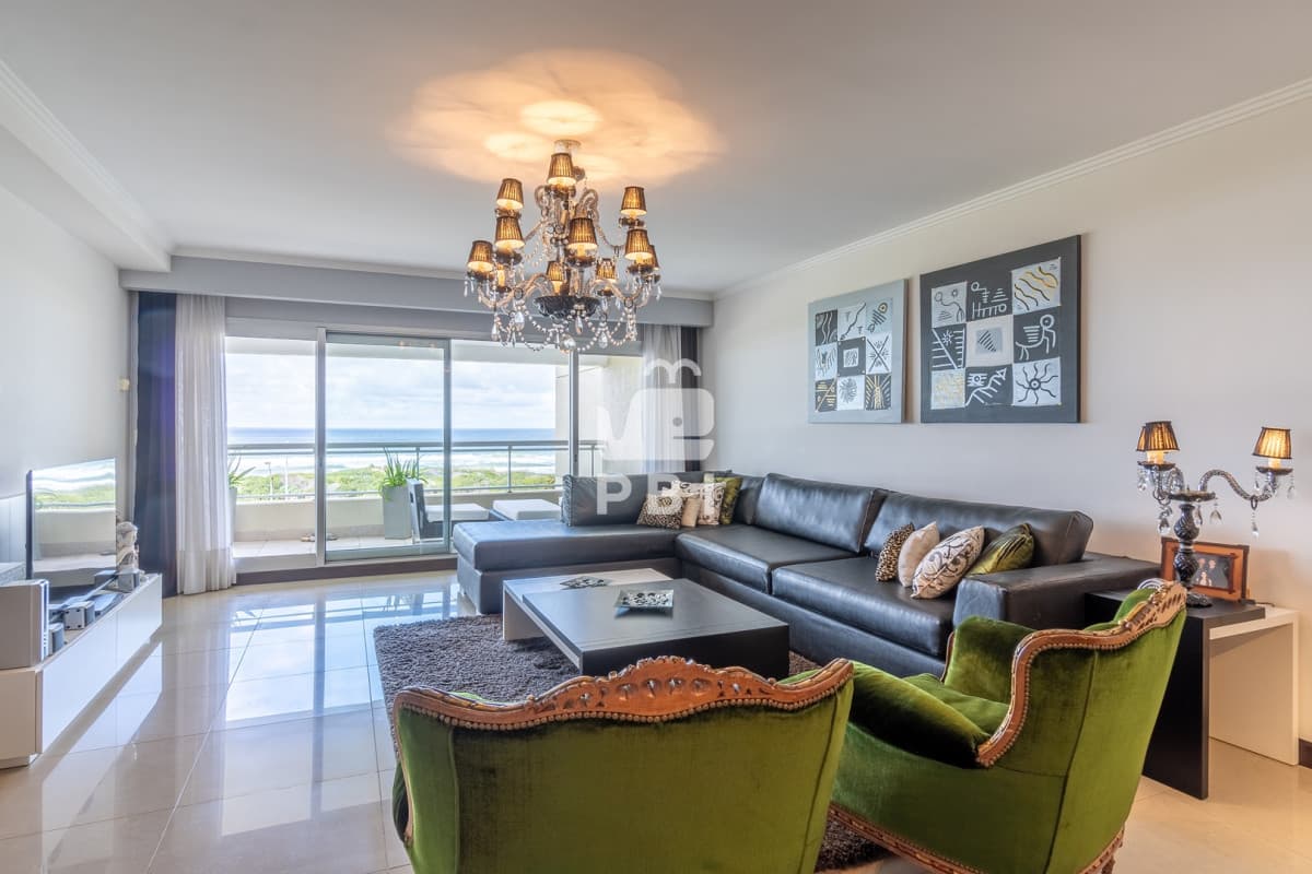 Espectacular apartamento en venta 3 suites y dependencia, Playa Brava.