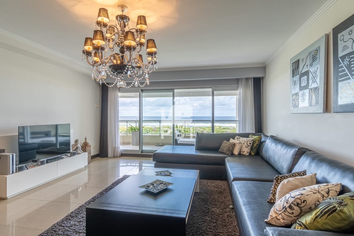 Espectacular apartamento en venta 3 suites y dependencia, Playa Brava.