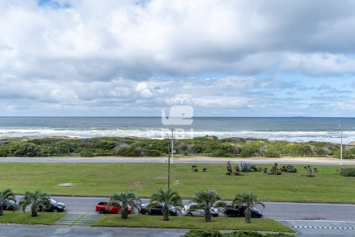 Espectacular apartamento en venta 3 suites y dependencia, Playa Brava.