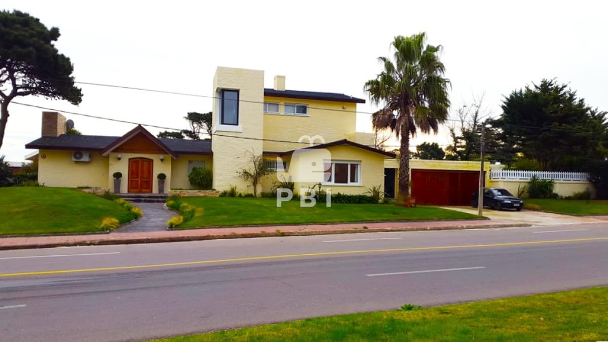 Casa  4 DORMITORIOS, playa Mansa